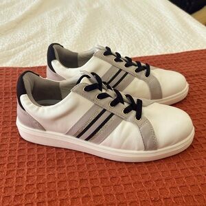 Women’s size 9W BZees by LifeStride sneakers